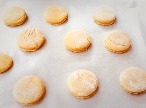 烤盘铺一层油纸，小圆饼码放进烤盘中，留有一定空隙