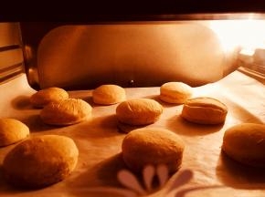 烤箱170度预热五分钟，放入中层，烤20分钟