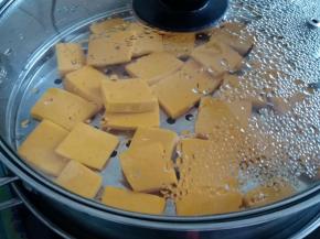 南瓜去皮去瓤切薄片，用蒸锅隔水蒸几分钟蒸熟即可