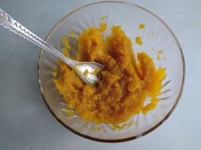 用汤匙将南瓜压成南瓜泥