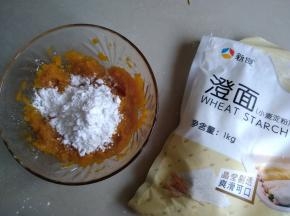 趁热将澄面倒入