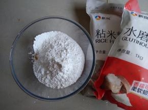 然后倒入糯米粉和粘米粉，和成柔软不粘手的糯米团。