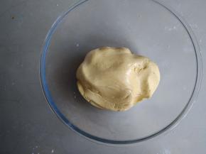 再倒入玉米油，揉至玉米油完全吸收