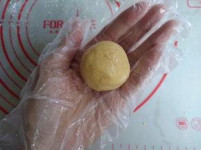 收口搓圆，再搓成圆柱形，容易放入月饼模