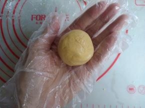 收口搓圆，再搓成圆柱形，容易放入月饼模