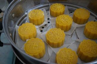 锅里的水烧开后，放上蒸笼，盖上锅盖，大火蒸10分钟左右