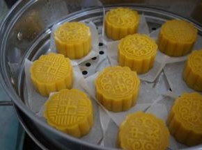 锅里的水烧开后，放上蒸笼，盖上锅盖，大火蒸10分钟左右