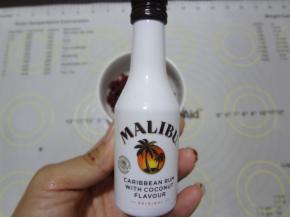 加入椰子朗姆酒搅拌均匀盖上保鲜膜放入冰箱冷藏过夜