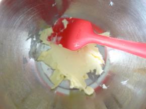 黄油提前称好放入冷藏，第二天提前拿出来软化成膏状