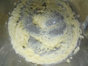 用电动打蛋器打均匀至变白就可以了，不要打到蓬松的羽毛状