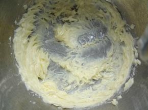 用电动打蛋器打均匀至变白就可以了，不要打到蓬松的羽毛状