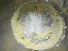 糖粉称好分两次加入黄油中，继续打发均匀