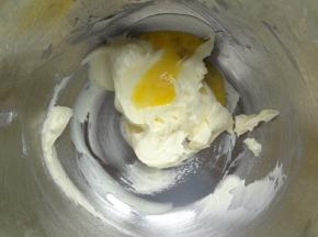 分两次加入全蛋液，同样继续打均匀