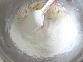 加入过筛好的低筋面粉