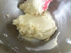 用刮刀翻拌均匀至无干粉就可以了