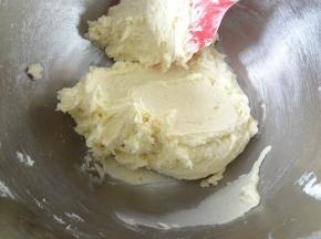 用刮刀翻拌均匀至无干粉就可以了