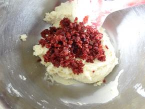 加入浸泡好的蔓越莓继续翻拌均匀