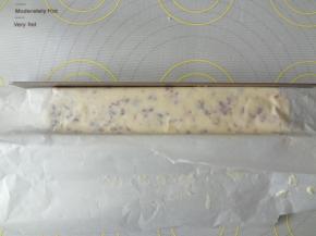 翻拌好的饼干糊借助饼干模来塑性，饼干糊放在油纸上后再放入模具中，整形好的饼干糊放入冰箱冷藏一个小时