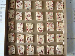 冷藏好的饼干糊切成厚度均匀的方块放入烤盘中