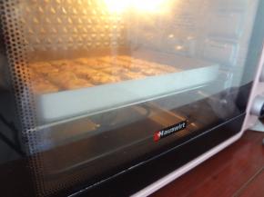 送入预热好的烤箱上火175度下火150度15分钟，出炉晾凉，冷了之后就很酥，如果冷了还是软的那就是烘烤不到位，可以进烤箱在烤几分钟就可以啦