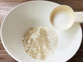盐、泡打粉、酵母粉及细砂糖，并搅拌均匀