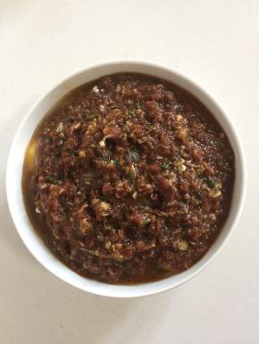 浇上调好的料汁儿。