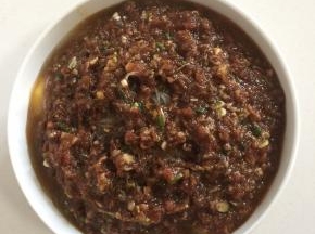 浇上调好的料汁儿。