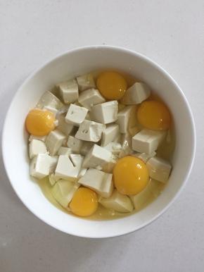 把鸡蛋磕入碗中。