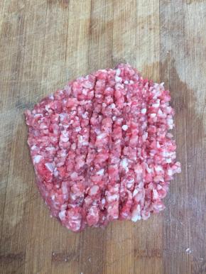 五花肉洗净，去皮，剁成肉末儿备用。