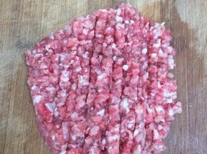 五花肉洗净，去皮，剁成肉末儿备用。
