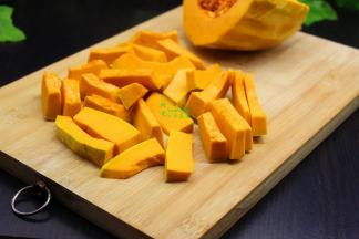 南瓜去皮，去南瓜籽、去南瓜瓤，洗净沥干水，南瓜切块，大小均匀，蒸的时候容易熟，南瓜要没有水的时候切，才漂亮。
