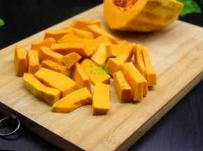 南瓜去皮，去南瓜籽、去南瓜瓤，洗净沥干水，南瓜切块，大小均匀，蒸的时候容易熟，南瓜要没有水的时候切，才漂亮。