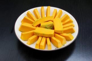 切好的南瓜，均匀摆放在蒸盘，然后均匀的撒点盐。排放的时候要以盘子的中小为原点并排排放，这样的南瓜会很漂亮哦。