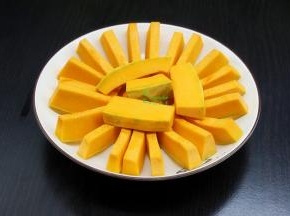 切好的南瓜，均匀摆放在蒸盘，然后均匀的撒点盐。排放的时候要以盘子的中小为原点并排排放，这样的南瓜会很漂亮哦。