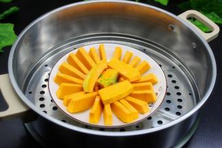 蒸锅装入适量的清水煮沸，然后把装有南瓜的碟子放入蒸锅。盖上盖子，大火隔着蒸8分钟左右