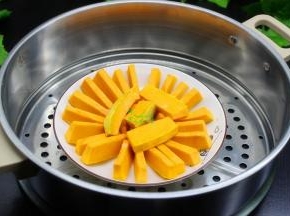 蒸锅装入适量的清水煮沸，然后把装有南瓜的碟子放入蒸锅。盖上盖子，大火隔着蒸8分钟左右
