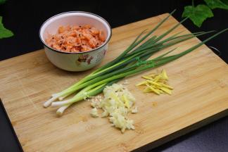 利用蒸南瓜的时间，把解冻的磷虾洗净，大蒜、生姜、香葱分别洗净，切好。