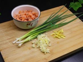 利用蒸南瓜的时间，把解冻的磷虾洗净，大蒜、生姜、香葱分别洗净，切好。