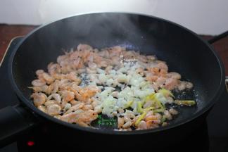 热锅，倒油，放入生姜、蒜、然后倒入磷虾，大火爆炒，把磷虾炒熟，炒出香，放盐、生抽，出锅。生抽、香葱可以去磷虾的腥味。不要放酱油，酱油颜色深，把磷虾的颜色覆盖了。