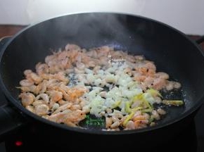 热锅，倒油，放入生姜、蒜、然后倒入磷虾，大火爆炒，把磷虾炒熟，炒出香，放盐、生抽，出锅。生抽、香葱可以去磷虾的腥味。不要放酱油，酱油颜色深，把磷虾的颜色覆盖了。