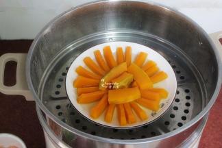 蒸熟的南瓜取出。火的大小与锅有关，每个蒸锅不同，蒸煮时间略有不同。蒸好的南瓜有很多水，这些水很甜，没有放油蒸，可以直接喝或等会拌饭吃。