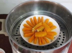 蒸熟的南瓜取出。火的大小与锅有关，每个蒸锅不同，蒸煮时间略有不同。蒸好的南瓜有很多水，这些水很甜，没有放油蒸，可以直接喝或等会拌饭吃。