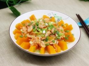 炒的蒜蓉磷虾，热乎乎的时候倒入蒸好的南瓜里，然后撒上葱花，鲜美多汁，软糯清香，太好吃了。