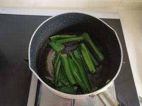 先熬制葱油:将植物油放入锅中炒鲜葱。炒到葱表面微焦，虑出葱油20克备用。