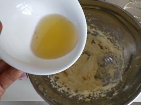 黄油加糖粉打发到发白膨胀，少量分次加入葱油打发均匀。