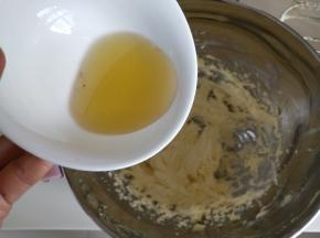 黄油加糖粉打发到发白膨胀，少量分次加入葱油打发均匀。