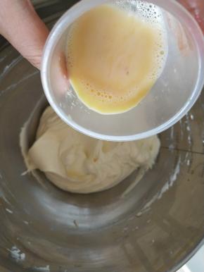 加入分次加入全蛋液和淡奶油拌匀。