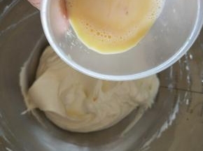 加入分次加入全蛋液和淡奶油拌匀。