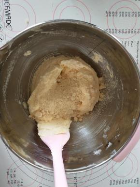 加入过筛的杏仁粉和芝士粉拌匀。