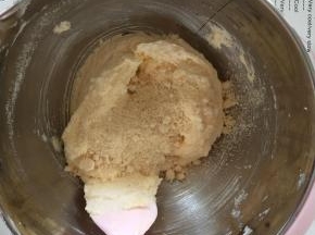 加入过筛的杏仁粉和芝士粉拌匀。